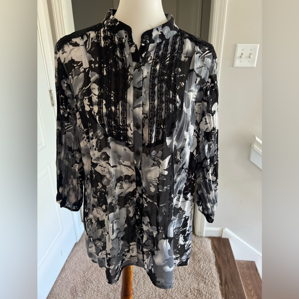New Directions 1X Tuxedo Style Top Black and White